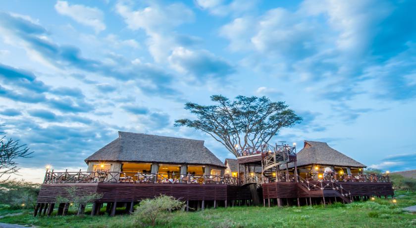 Lake Ndutu Luxury Tented Lodge, Sinoni, Tanzania - Booking.com(13) https://heritagehorizon.co.tz/wildbeest-migration/